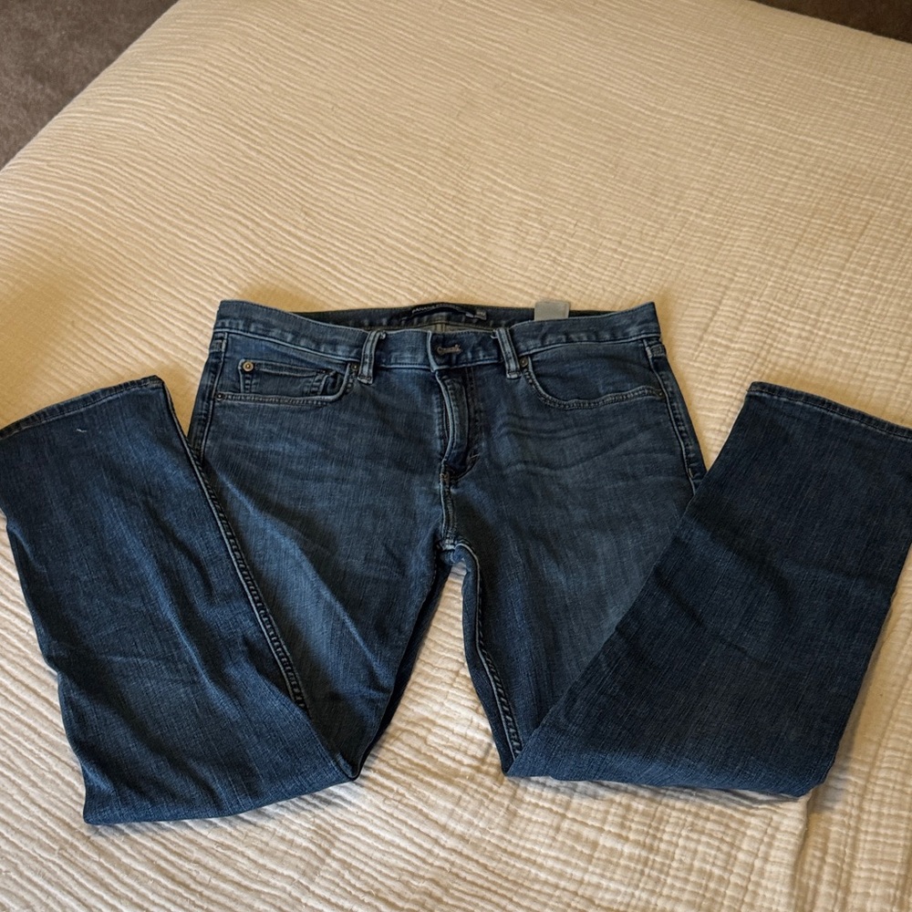 Men’s Banana Republic Slim Fit Dark and Medium Wash Jeans - Picture 3 of 9